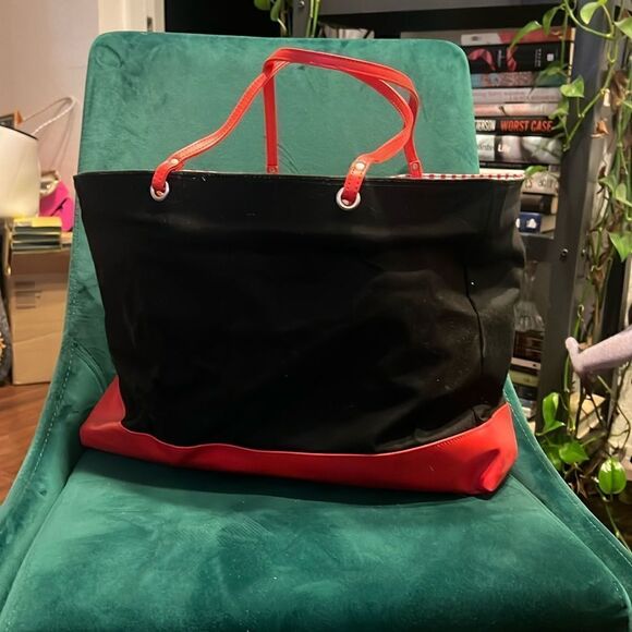 Black and Red Tote - Lancôme - BeautIful NEW - Inside is Waterproof - Picture 1 of 5
